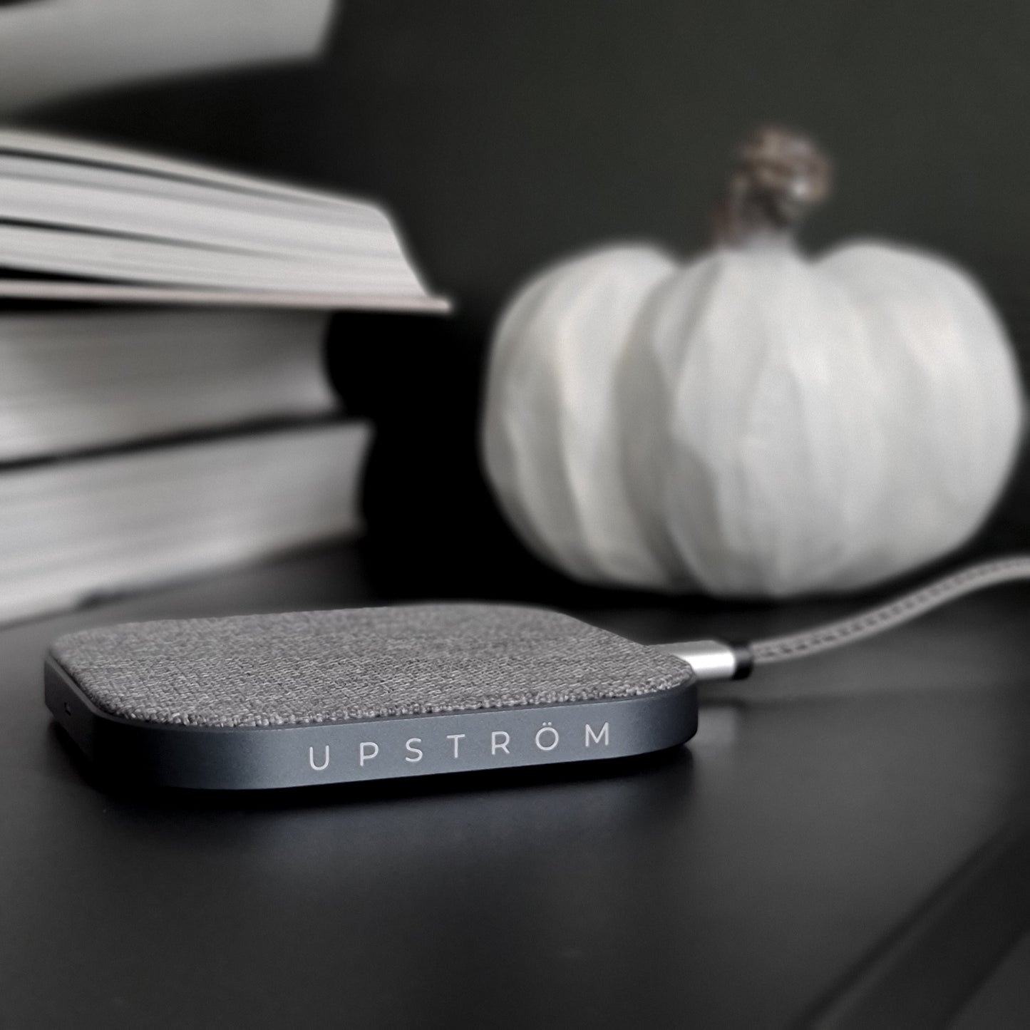 UPSTRÖM HÄMP - Wireless Charger (Dark-Grey)