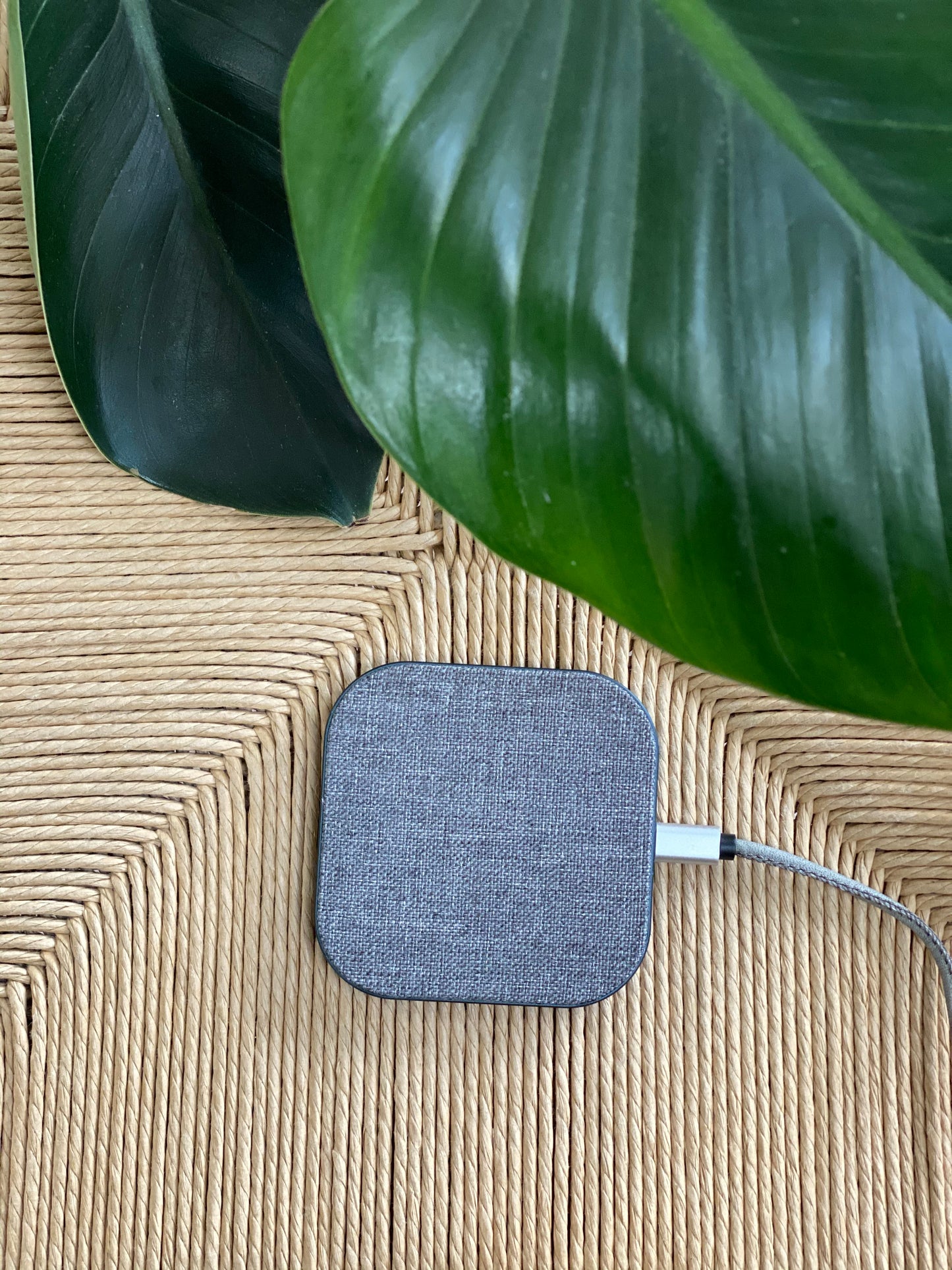 UPSTRÖM HÄMP - Wireless Charger (Dark-Grey)