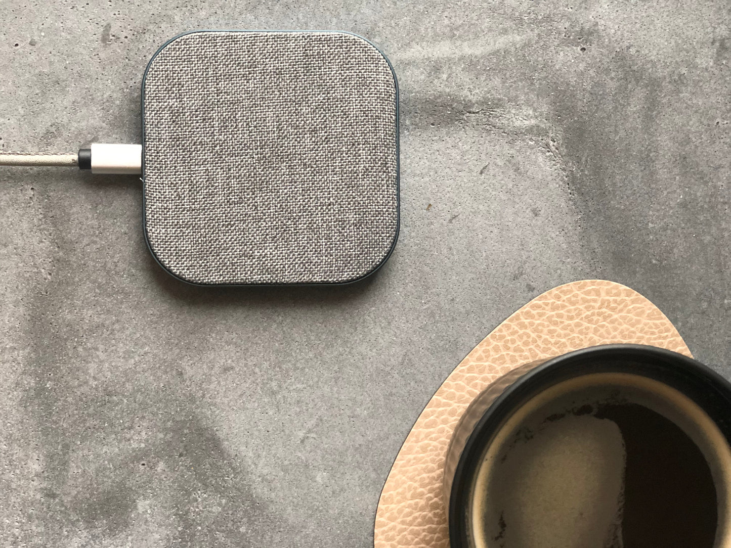 UPSTRÖM HÄMP - Wireless Charger (Dark-Grey)