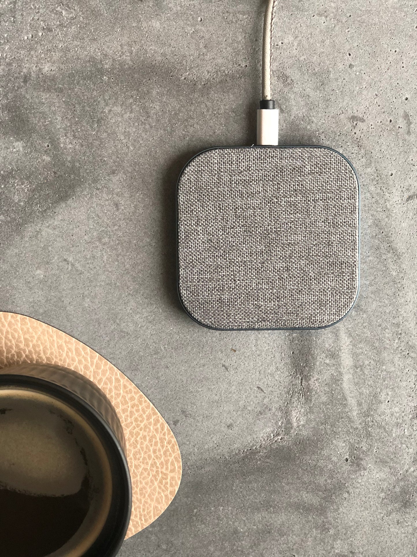 UPSTRÖM HÄMP - Wireless Charger (Dark-Grey)