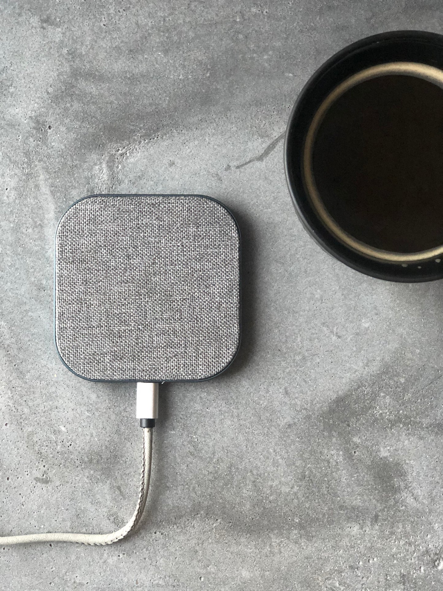 UPSTRÖM HÄMP - Wireless Charger (Dark-Grey)